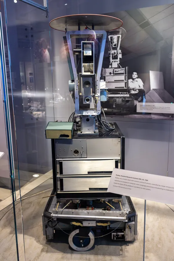 SRI's robot Shakey, 1969 — en mobil robot med kamera og sensorer, udstillet på Computer History Museum